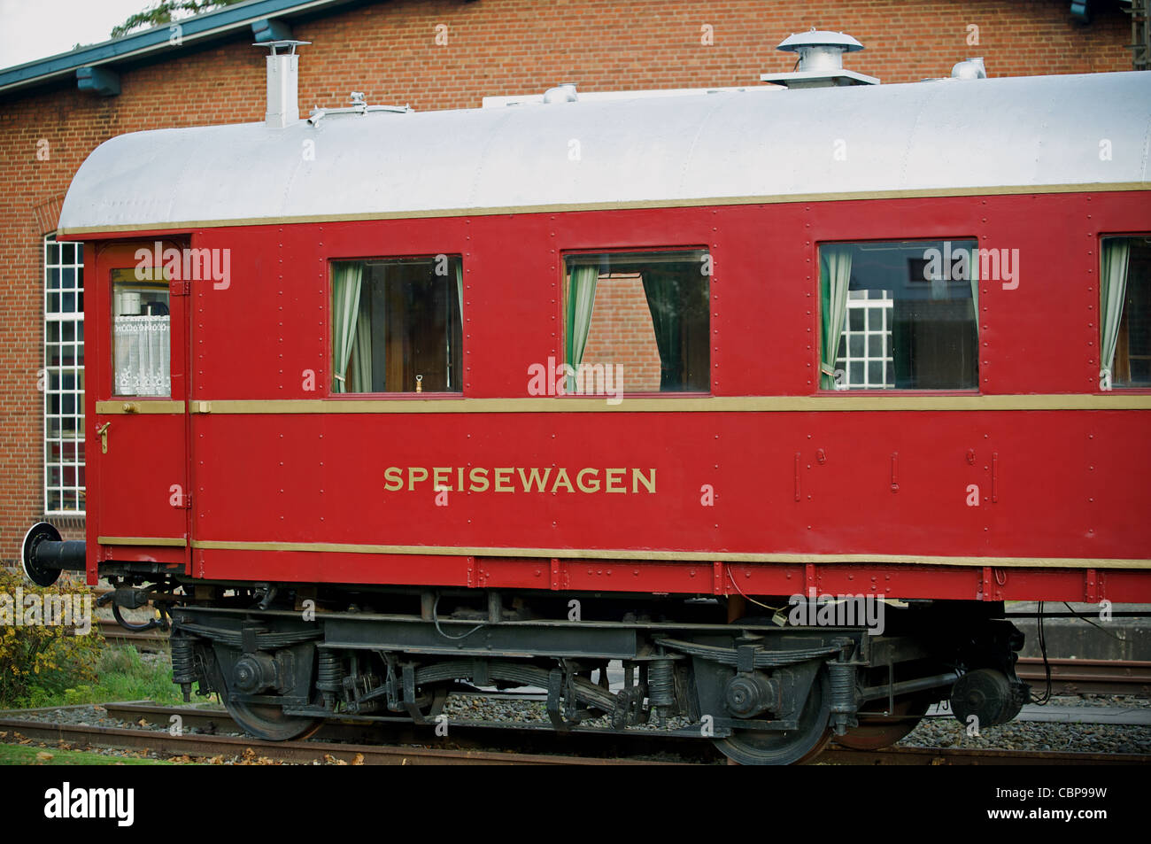 Historische Eisenbahn Speisewagen (Speisewagen) an ein Eisenbahnmuseum, Rahden, Deutschland. Stockfoto