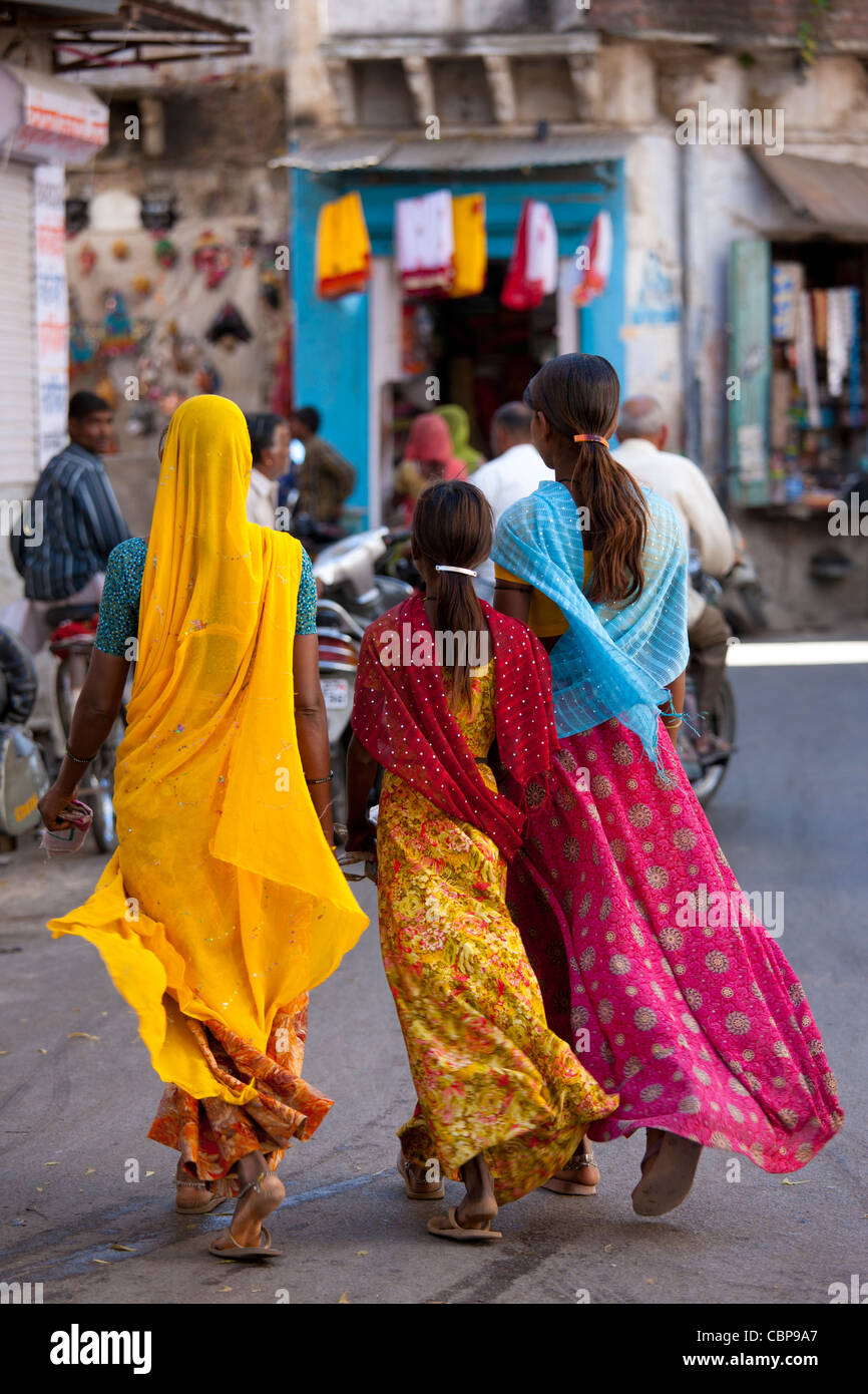 Indische Familie in alten Stadt Udaipur, Rajasthan, Westindien, Hindus und Moslems gemeinsam einkaufen. Stockfoto