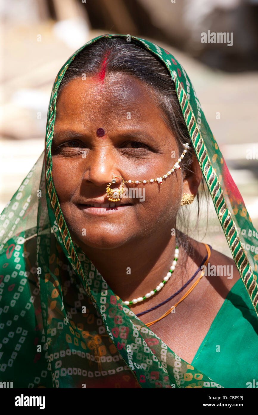 Inderin mit traditionellen Nase Juwel in der Altstadt Udaipur, Rajasthan, Westindien Stockfoto