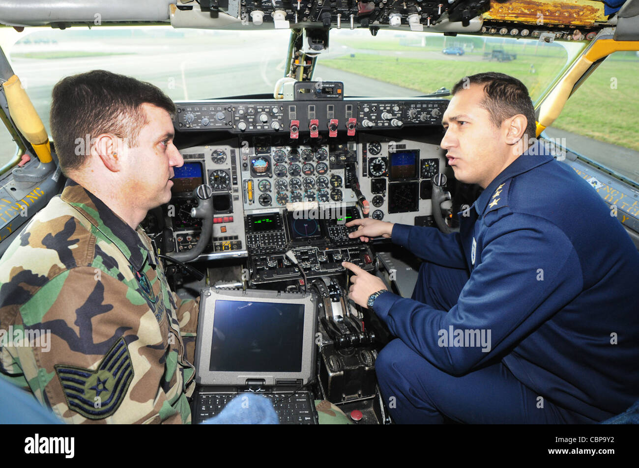 Technik Sgt. Gary Weishaupt beantwortet Fragen eines Kapitäns der türkischen Luftwaffe im Cockpit eines KC-135 Stratotankers am 2. März 2011 in der Royal Air Force Mildenhall, England. Mehrere türkische Luftwaffe und zivile Mitglieder waren hier für einen zweiwöchigen Kurs, um sich über das Upgrade der Avionik des Global Air Traffic Management zu informieren. Die türkischen Flieger erhalten ihren ersten aufgerüsteten Jet innerhalb des nächsten Monats. Sergeant Weishaupt ist ein 373. Trainingsgeschwader, Det. 19 Kommunikation Navigation Mission Systems Master Instructor. Stockfoto