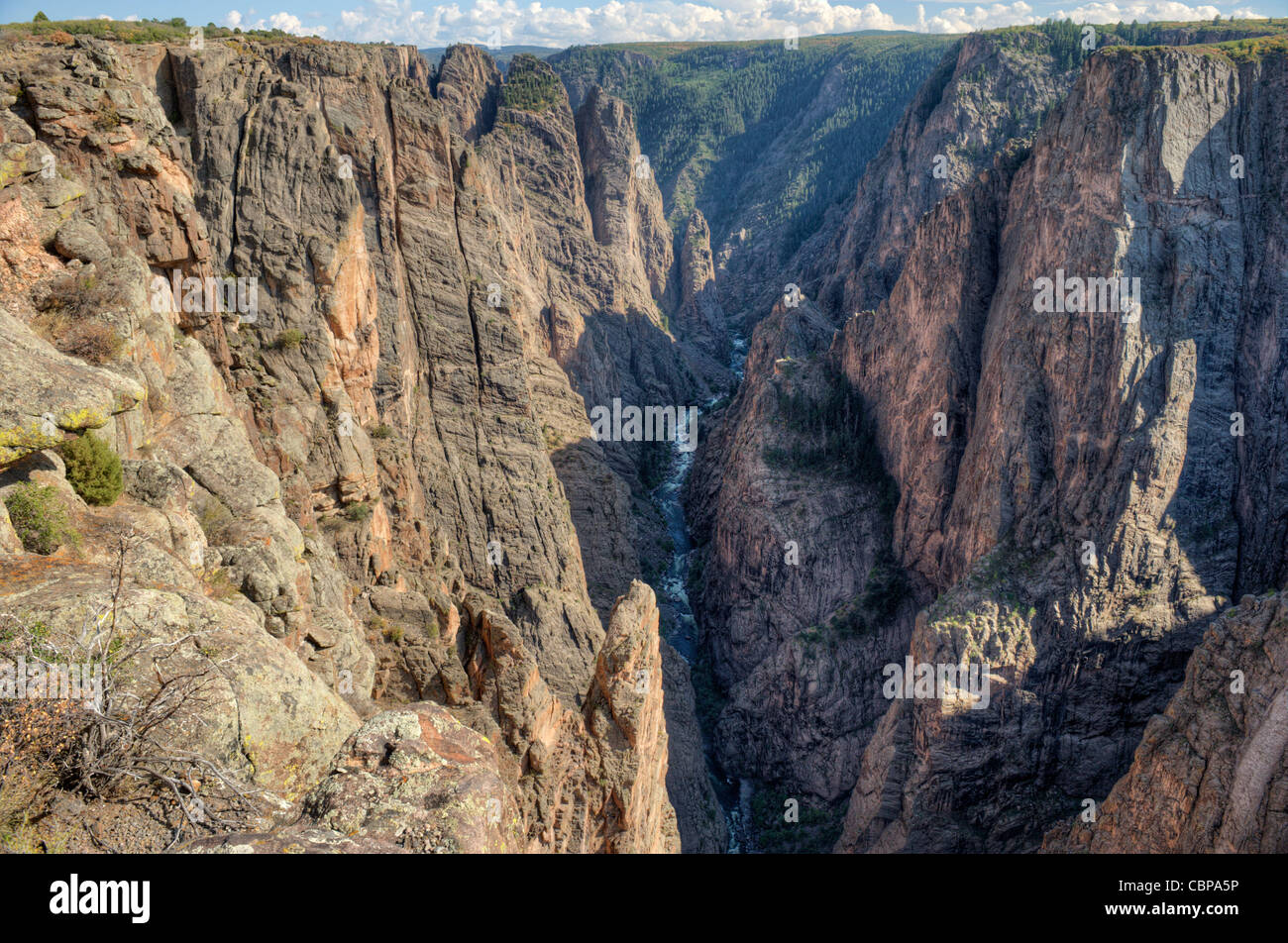 Die schwarzen (und rosa) Wände des Kolorados Black Canyon des Gunnison, wie aus The Narrows Sicht auf den North rim Stockfoto