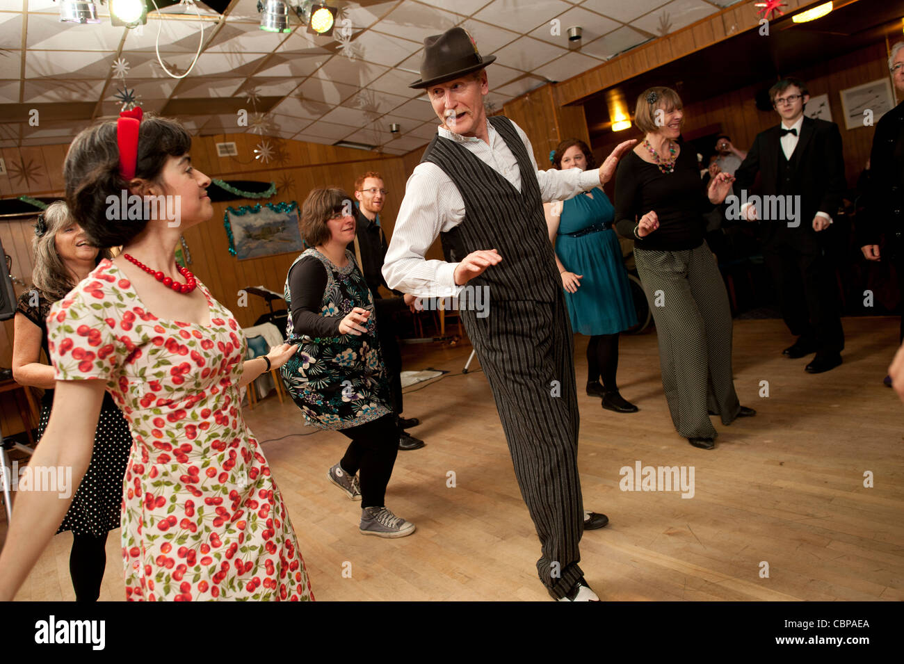 Menschen swing Tanz Lindy hüpfen und jiving, Retro-40er Jahre 50er Jahre Musik in einem Club, UK Stockfoto