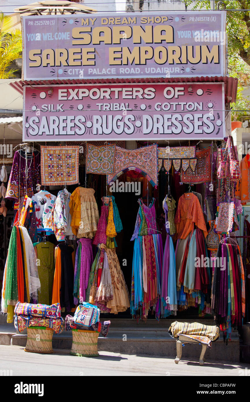 Traditionelle Kleidung zum Verkauf an Sapna Saree Emporium im City Palace Road, Udaipur, Rajasthan, Westindien Stockfoto