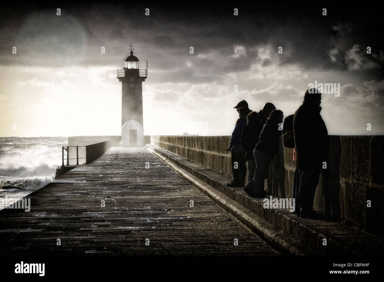 Menschen stehen auf einem Hafen während eines Sturms Wintertag Stockfoto