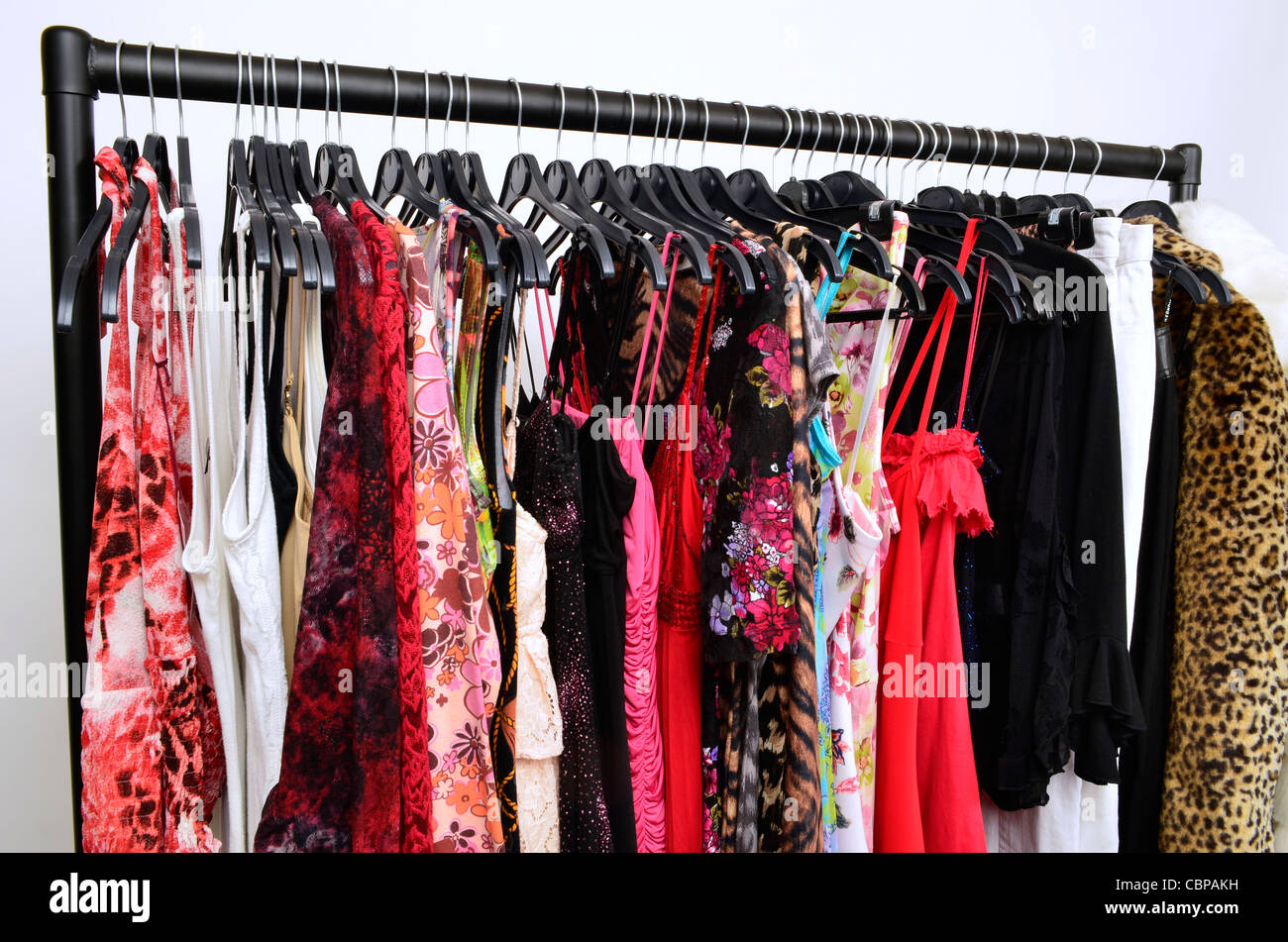 Kleiderstange mit zeitgenössischen junge Frauen Kleidung von Topshop, Miss Selfridge, River Island, New Look, Primark, Motel, etc.. Stockfoto