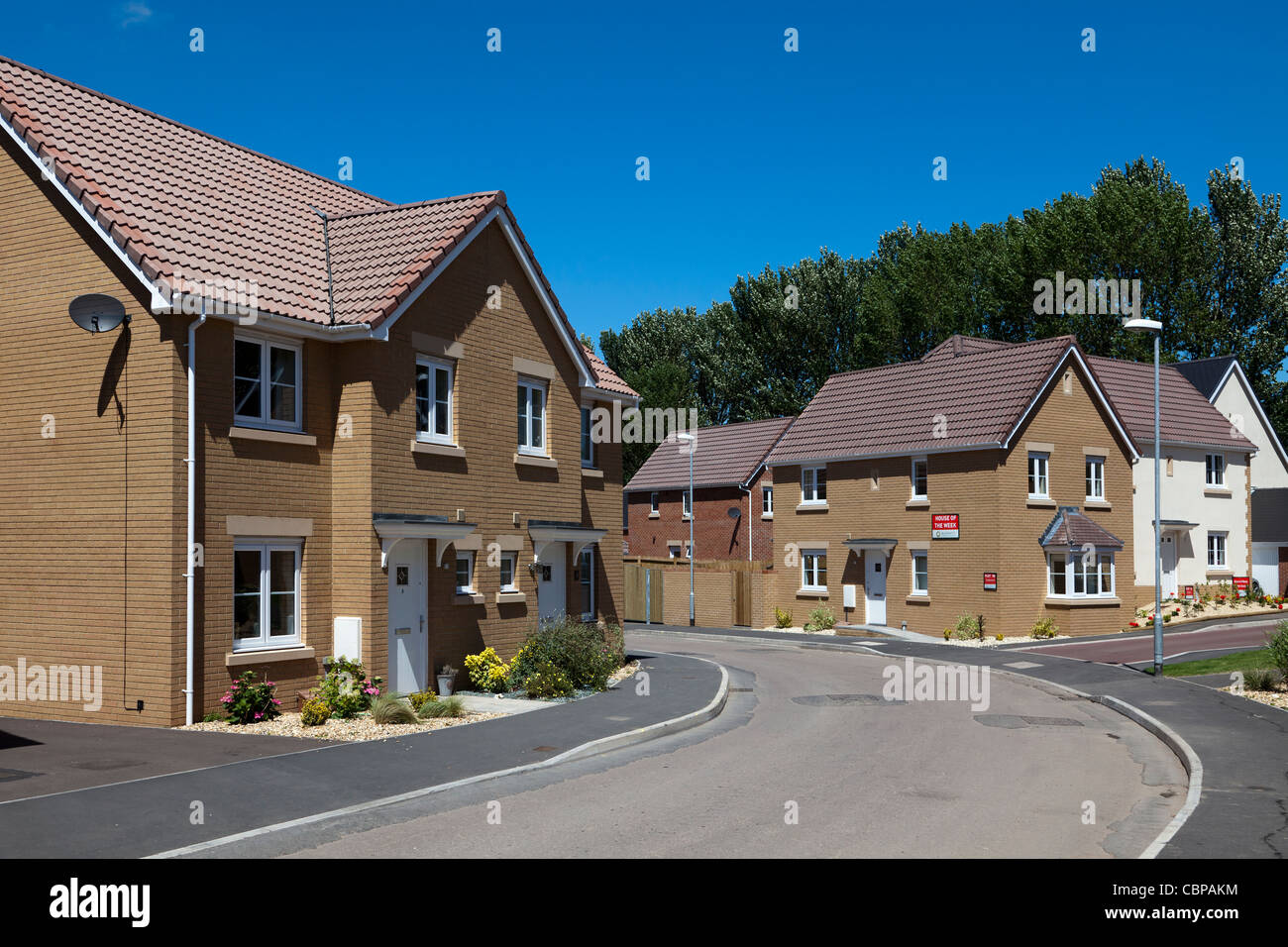 Straße auf Neubausiedlung mit Barratt Häuser für Verkauf Abergavenny Wales UK Stockfoto