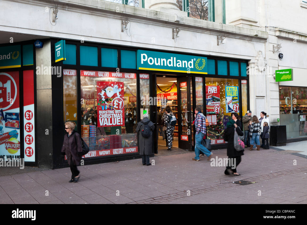Poundland Ladenfront mit Billigprodukten auf Verkauf während Weihnachten Periode Cardiff Wales UK Stockfoto