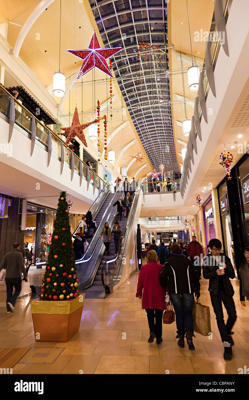 Weihnachts-Einkäufer in John Lewis Center Cardiff Wales UK Stockfoto