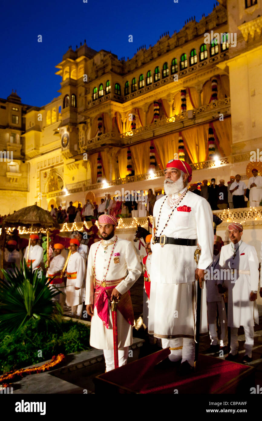 Shriji Arvind Singh, Hüter des Hauses von Mewar, & Sohn Lakshyaraj Singh in Holi Fire Festival, Stadtschloss, Udaipur, Indien Stockfoto