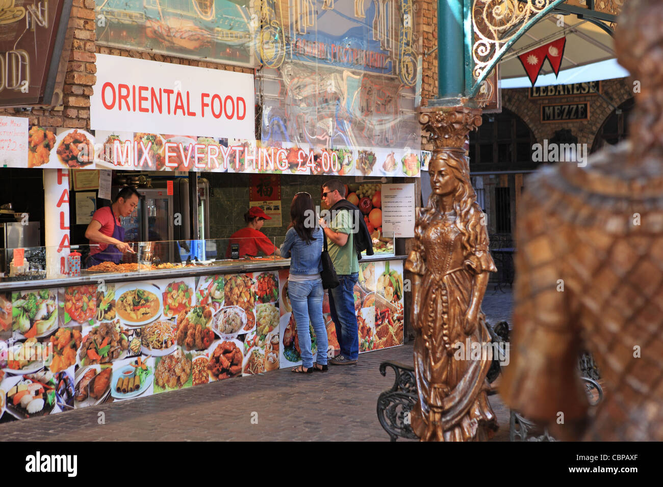 Orientalische Essensstände auf Camden Lock Market, Chalk Farm, Nord-London, UK Stockfoto