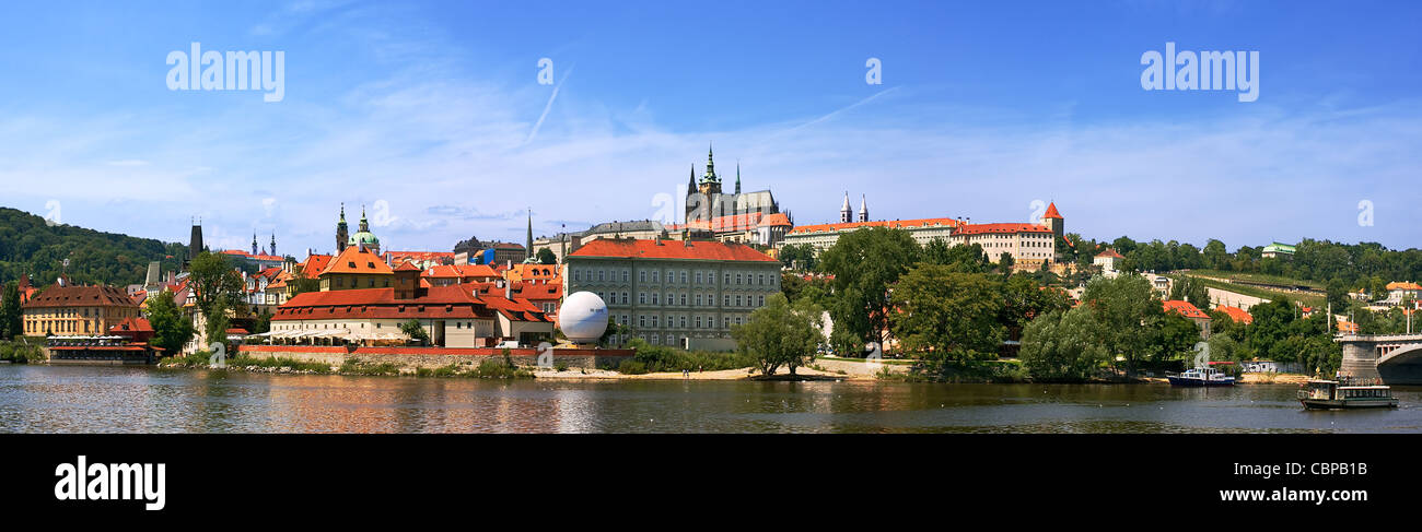 Panoramablick auf den Fluss Vltava und berühmten Burg in Prag, Tschechien. Stockfoto