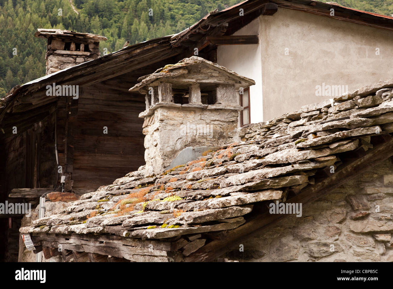 Stein-Dach auf einem Haus im Bergdorf, Macugnaga, Piemont, in italienischen Alpen. Stockfoto