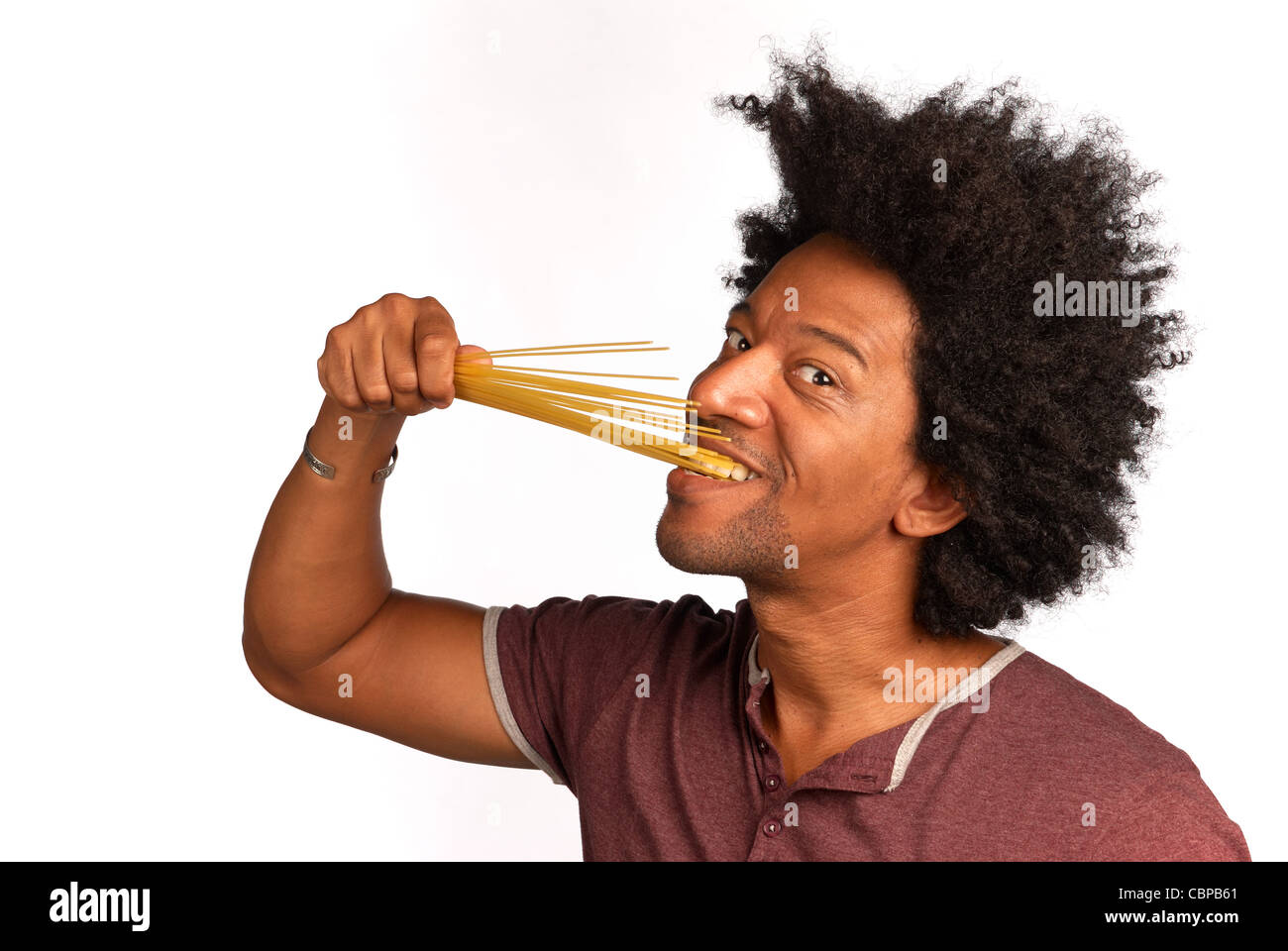 Beißen in eine Reihe von Spaghetti, Konzept für al dente kochen Stockfoto