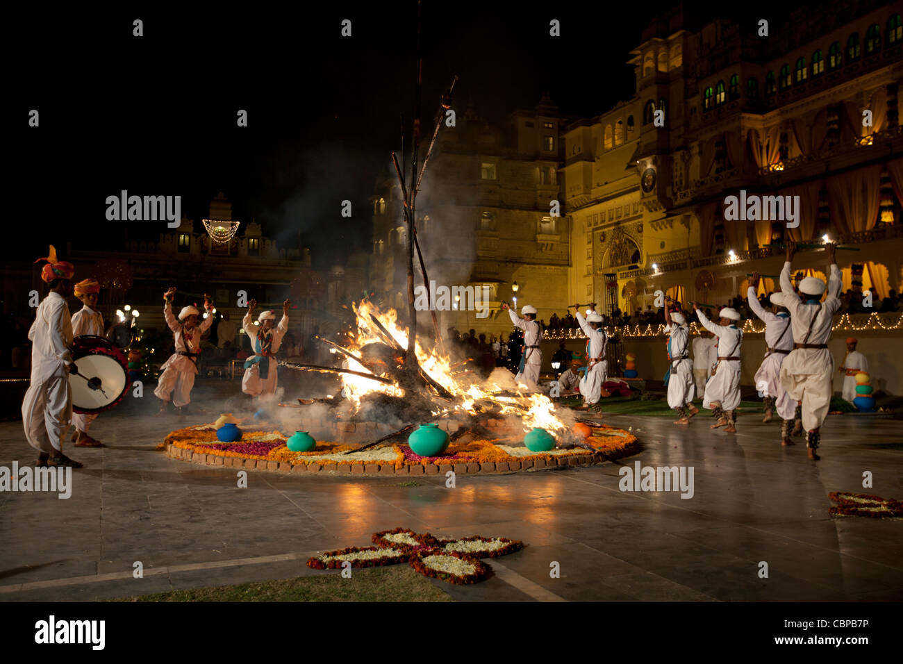 Traditionelle Ger Tänzer bei The Maharana Stadtschloss für hinduistischen Holi Fire Festival, Udaipur, Rajasthan, Indien Stockfoto
