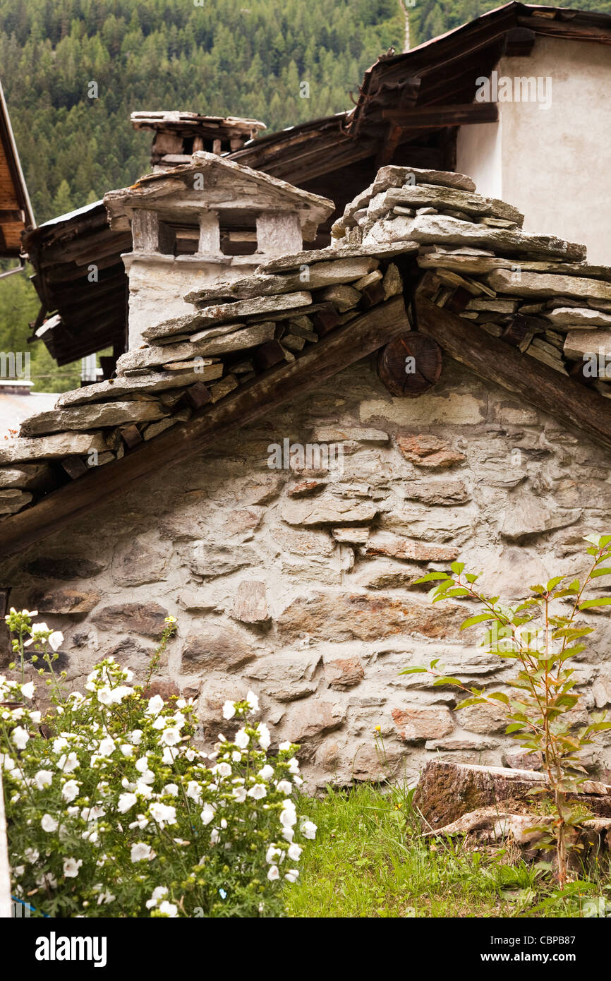 Stein-Dach auf einem Haus im Bergdorf, Macugnaga, Piemont, in italienischen Alpen. Stockfoto