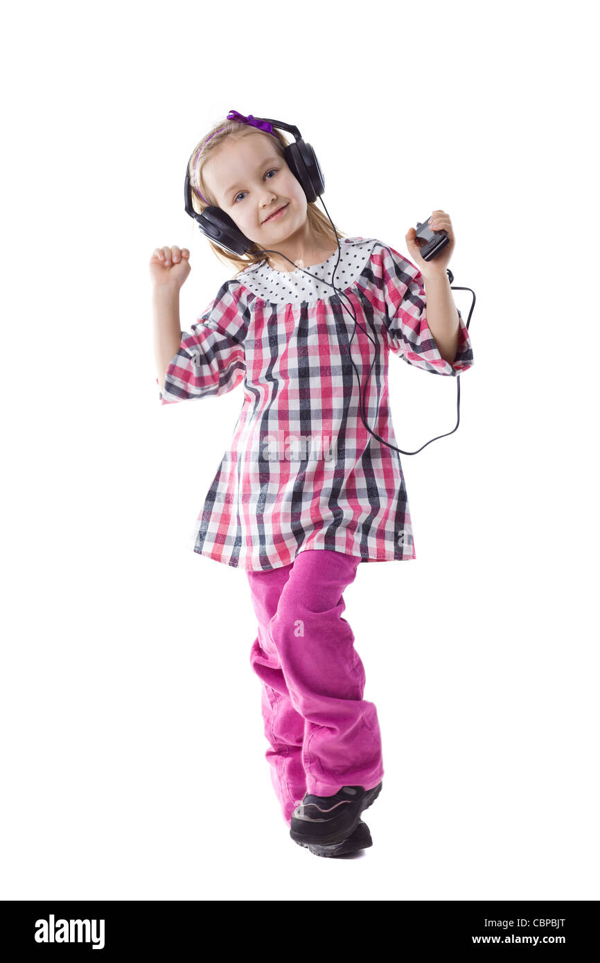 Das kleine Mädchen hört Musik und Tänze Stockfoto