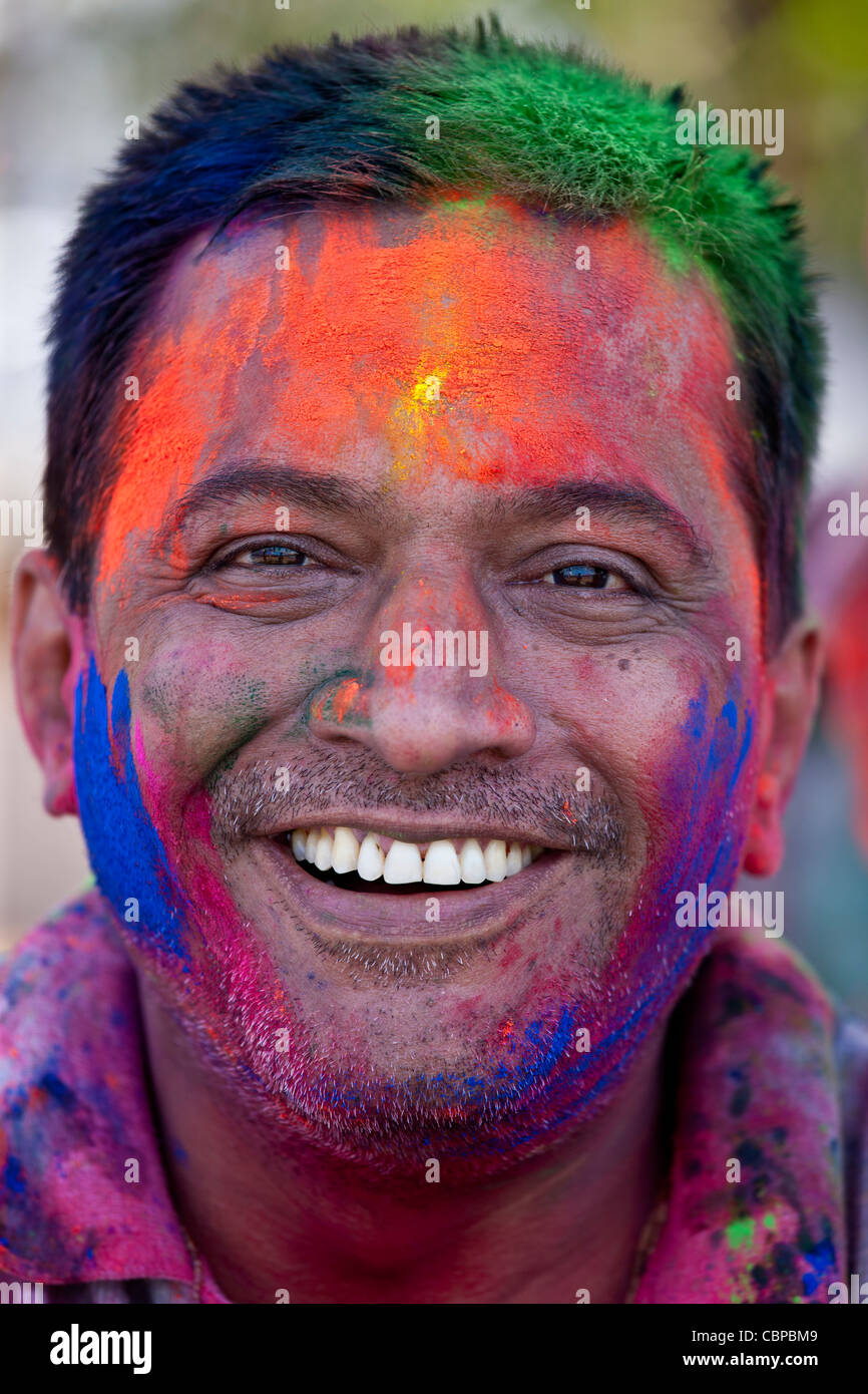 Indischen Mann feiert jährliches hinduistischen Holi-Festival der Farben mit Pulverfarben in Mumbai, ehemals Bombay, Maharashtra, Indien Stockfoto