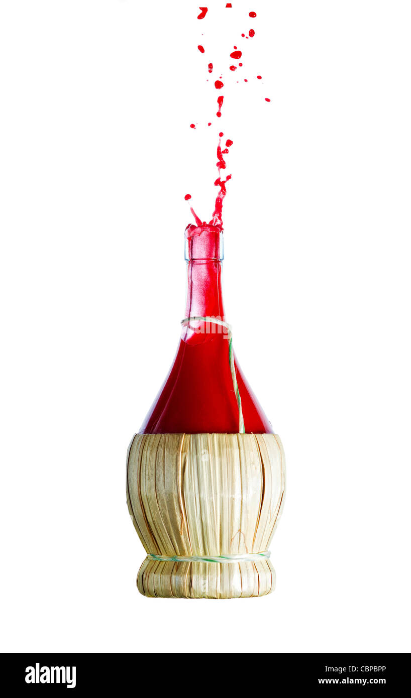 Vintage Stroh gewickelt Flasche und kreative Spritzer rote Flüssigkeit. Isoliert auf weiss Stockfoto