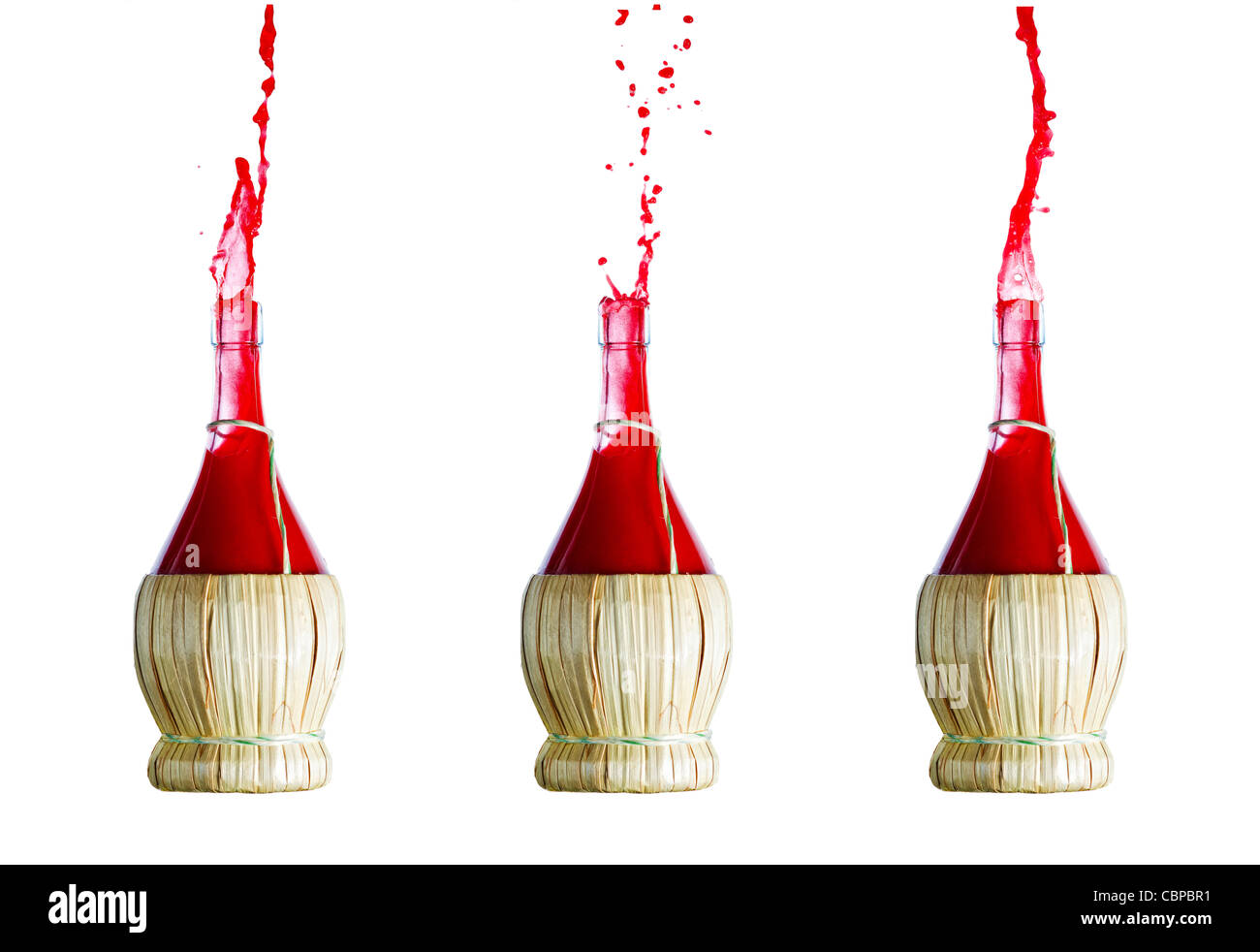 Vintage Stroh gewickelt Flasche und kreative Spritzer rote Flüssigkeit. Isoliert auf weiss Stockfoto