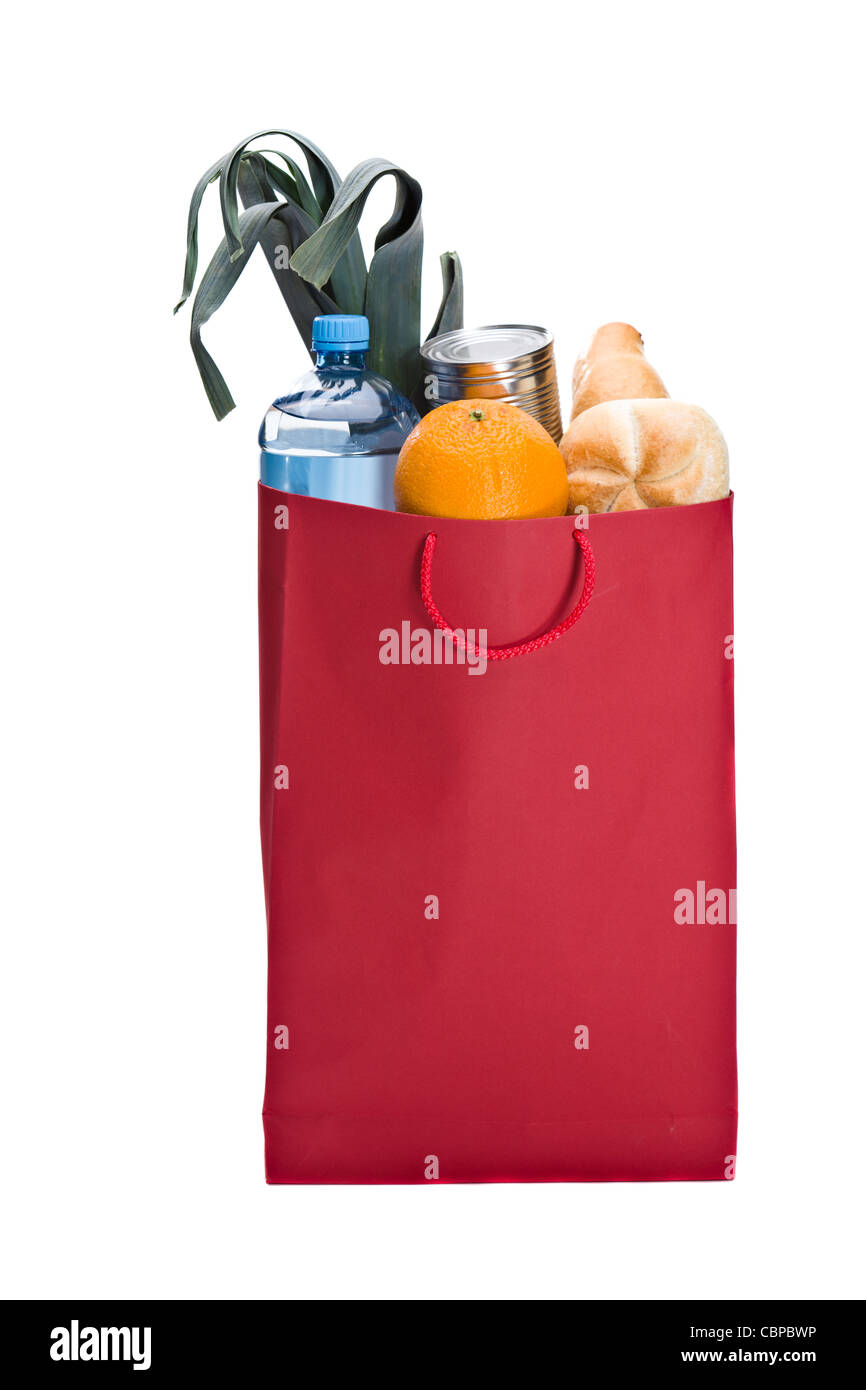 Frische Lebensmittel in eine rote Tasche. Inkl. Brot, Orange, Wasser, Can und Lauch Stockfoto