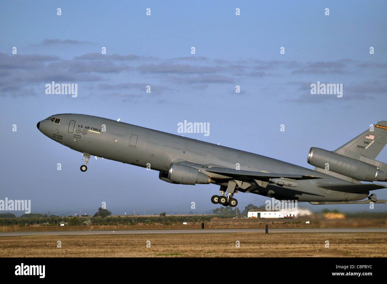 Ein KC-10 Extender hebt ab 18. November 2011, aus dem Europa. Die KC-10, von der Joint Base McGuire-Dix-Lakehurst, N.J., wurde dem 313. Air Expeditionary Wing zugewiesen, um während der Operation Unified Protector Luftbetankungsanlagen für die NATO bereitzustellen. Stockfoto