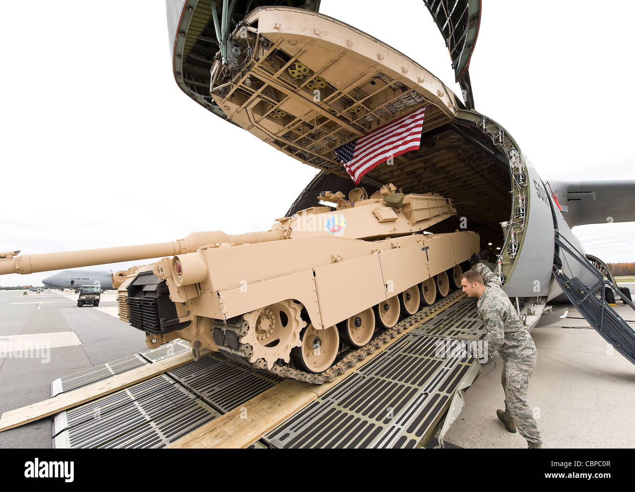 Airmen laden einen Tank in eine C-5M Super Galaxy 15. November 2011, bei Dover Air Force Base, Del. Die C-5M ist die aktualisierte Version der C-5 Galaxy und hat eine 30 Prozent kürzere Start-off-Rolle, 58 Prozent schnellere Steiggeschwindigkeit und ermöglicht deutlich mehr Ladung über längere Strecken zu transportieren Stockfoto