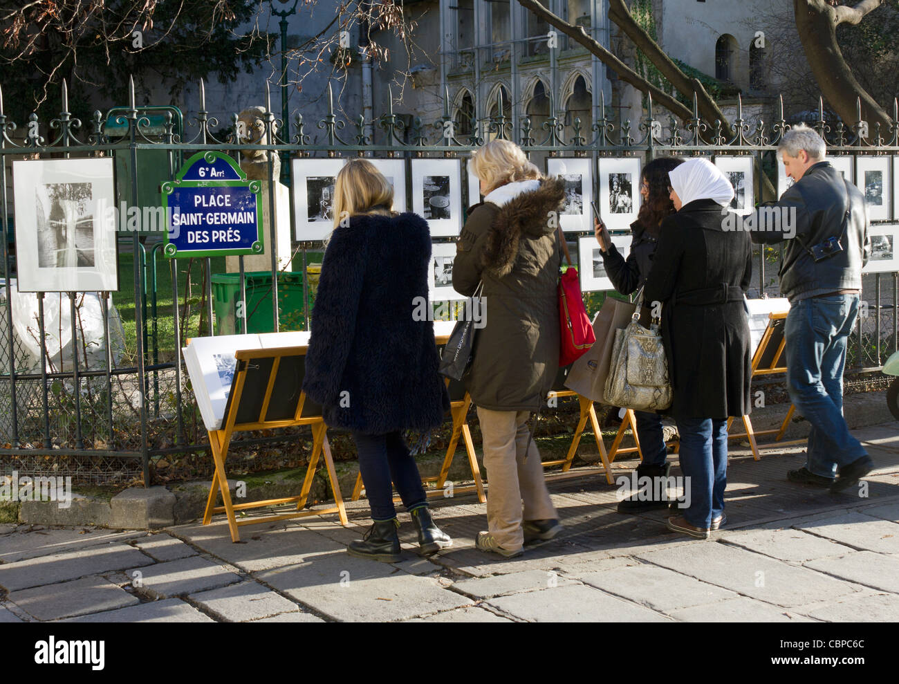 Menschen am Stand der Straßenfotografie, Place Saint-Germain des Prés, Paris, Frankreich Stockfoto