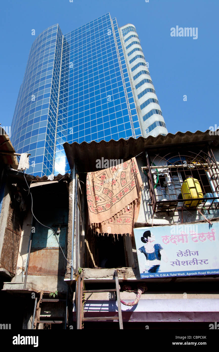 Essar House Office-Entwicklung für Essar Gruppe von Slums in Mahalaxmi-Bereich von Mumbai, Indien zeigt Kontrast zwischen Arm und reich Stockfoto