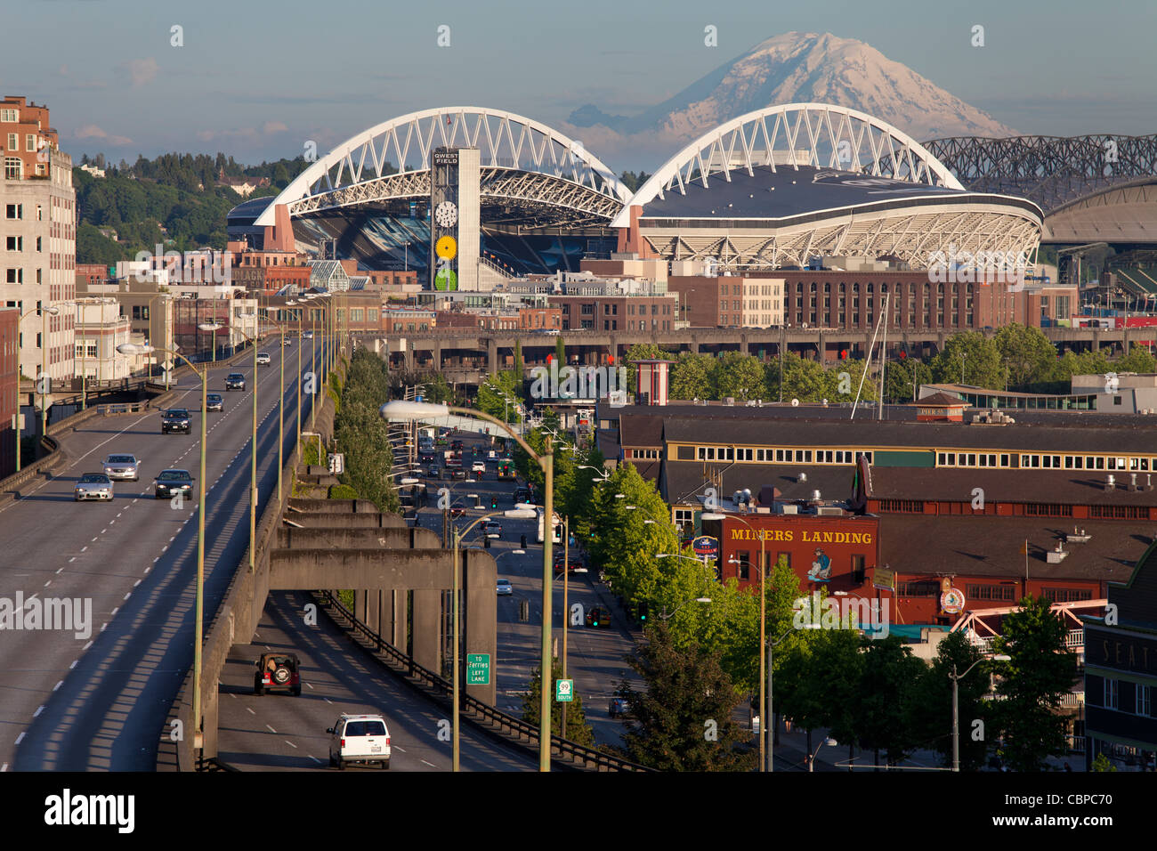 Waterfront, 99-Viadukt, Stadien, Mt Rainier, Seattle, Washington, USA Stockfoto