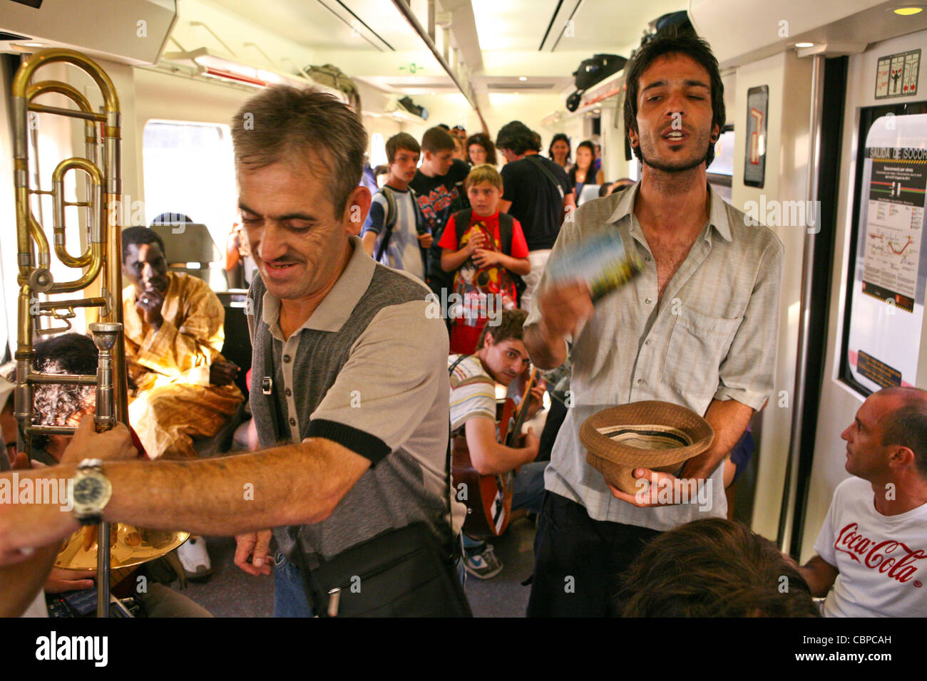 Straßenmusiker, die spielen und Leben in einem Zug bekommen, Barcelona Stockfoto