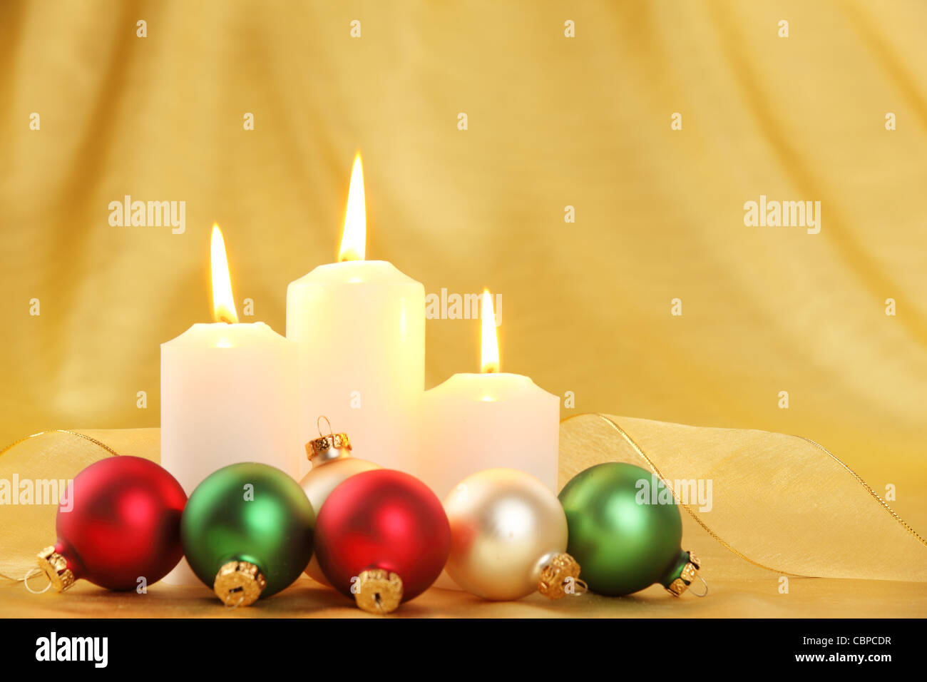 Weihnachts-Dekoration mit Kerzen und Kugeln Stockfoto