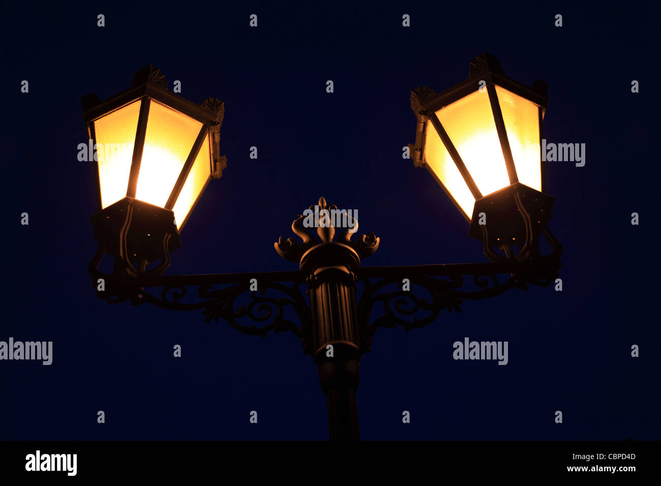 Retro-Straßenlaterne scheint in der Nacht Stockfoto