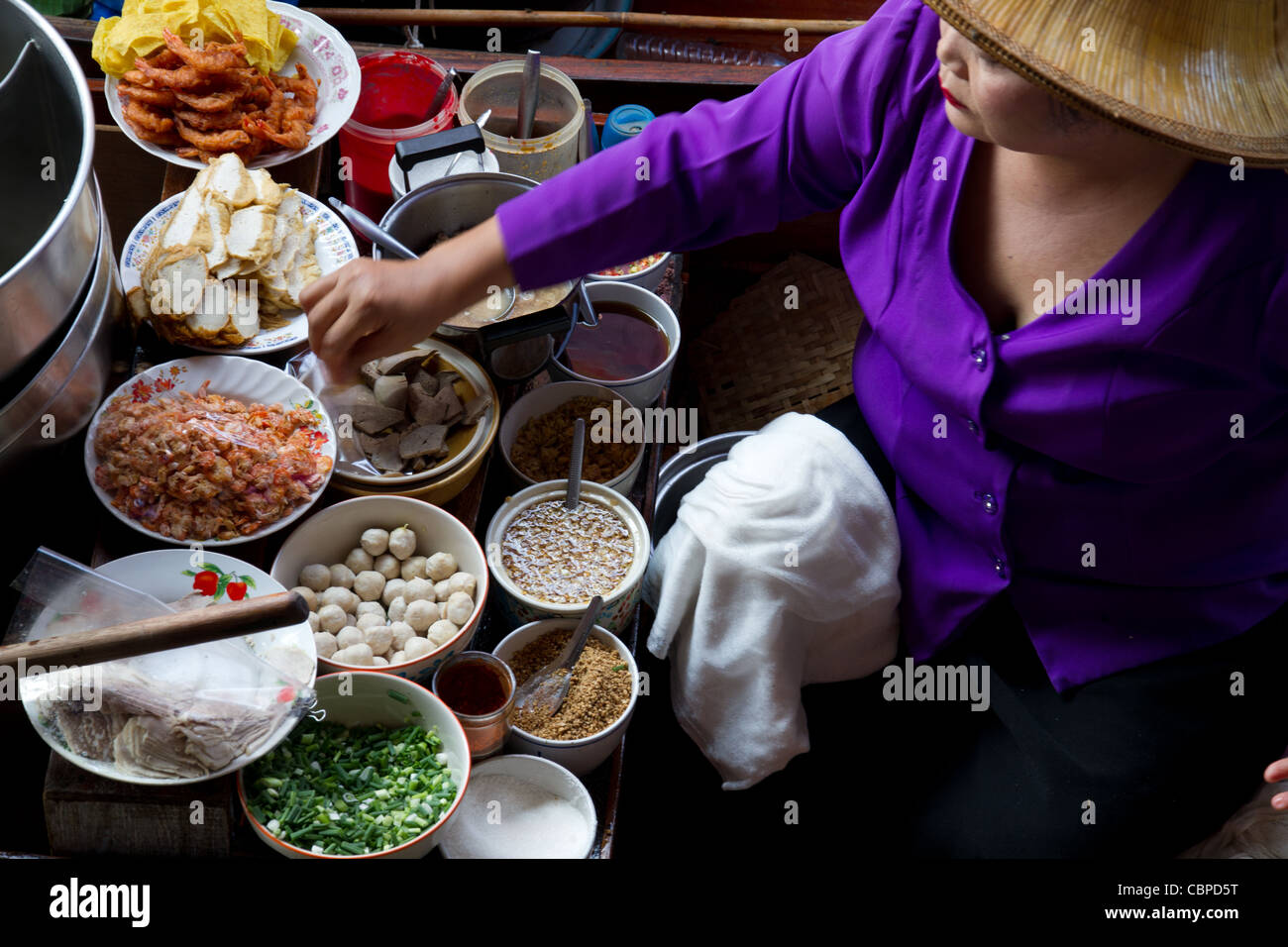 Nudeln kochen auf gefloateten Markt in thailand Stockfoto