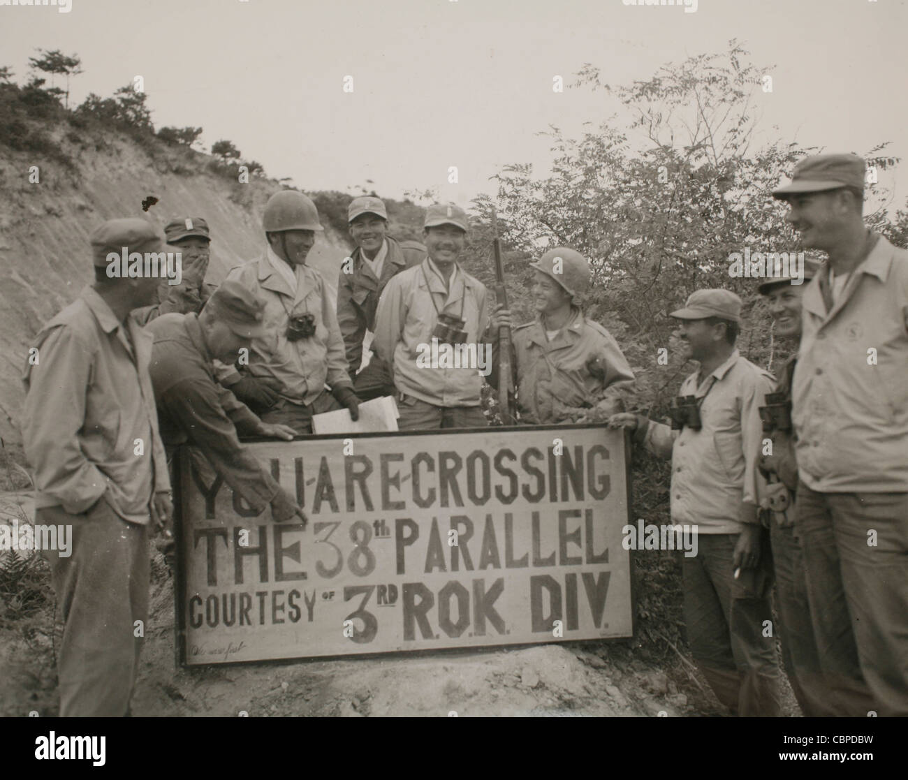 Korea, 29. September 1950: erste UN der 38th parallel zu überqueren ein Schild halten Entsendung Zeremonie lassen Sie alle wissen, dass die Stockfoto