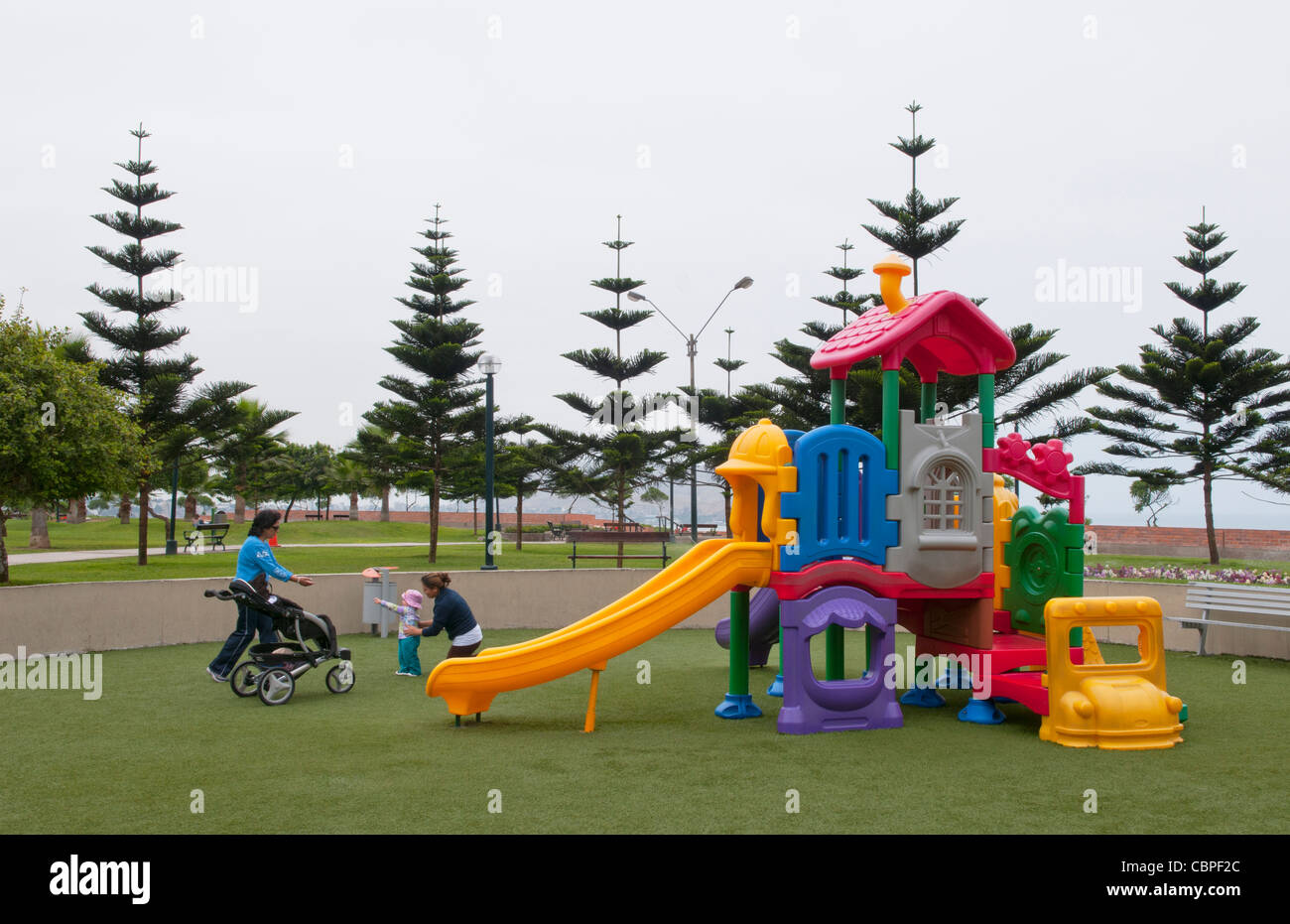 Familien spielen auf dem Spielplatz in der Nähe von Meer in Love Park in Lima-Peru Stockfoto
