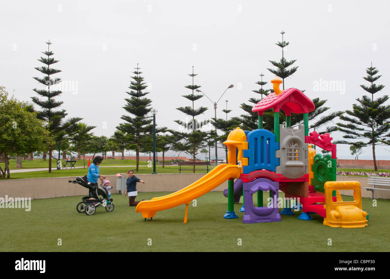 Familien spielen auf dem Spielplatz in der Nähe von Meer in Love Park in Lima-Peru Stockfoto