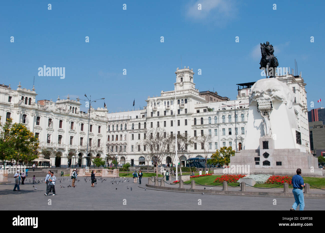 Famous San Martin Platz im Zentrum von Lima Peru mit Blumen, Familien und Touristen Stockfoto