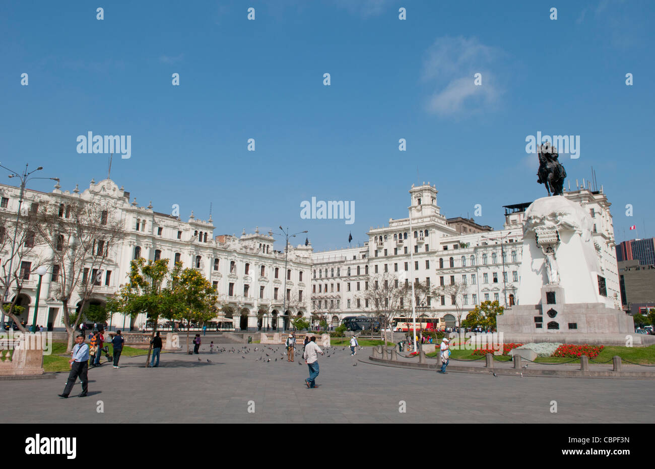 Famous San Martin Platz im Zentrum von Lima Peru mit Blumen, Familien und Touristen Stockfoto