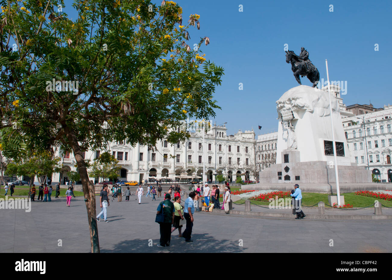 Famous San Martin Platz im Zentrum von Lima Peru mit Blumen, Familien und Touristen Stockfoto