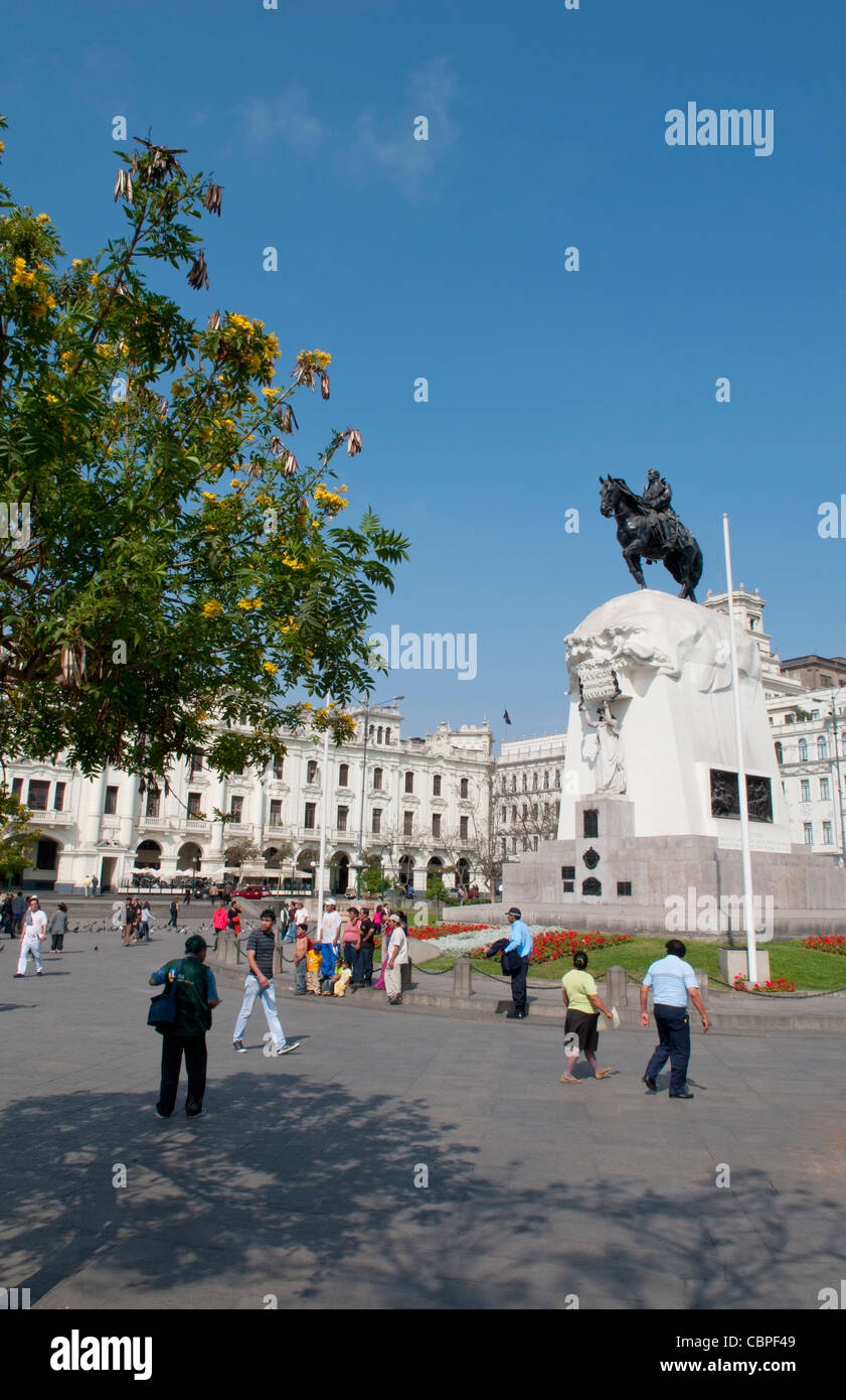 Famous San Martin Platz im Zentrum von Lima Peru mit Blumen, Familien und Touristen Stockfoto