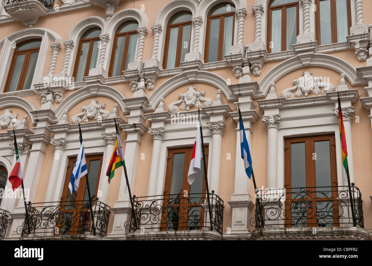 Bunte Architektur an Gebäuden in der Innenstadt von Quito Ecuador Stockfoto