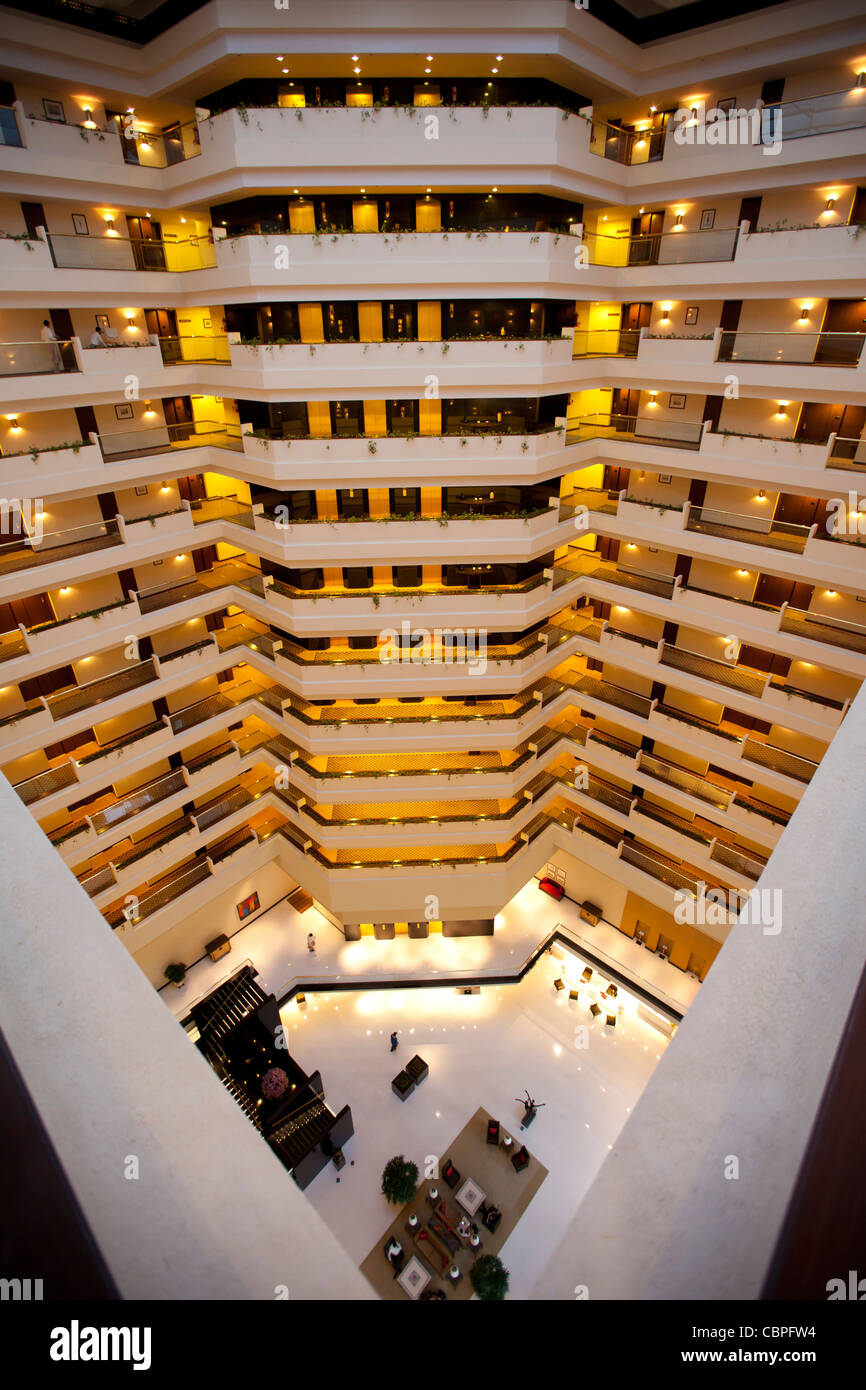Lobby und Atrium Bereich im 5-Sterne Oberoi Mumbai Hotel am Nariman Point, Mumbai, ehemals Bombay, Maharashtra, Indien Stockfoto