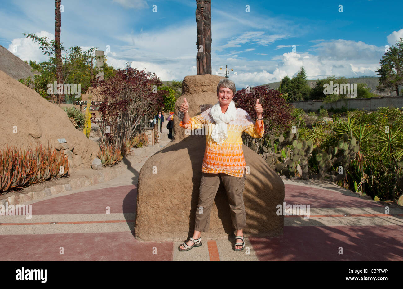 Äquator Linie Tourist auf beiden Hemisphären bei 0-0-0 Äquator in Quito Ecuador am Inu Nat Museum mitten in der Welt-Denkmal Stockfoto Äquator Linie Tourist auf beiden Hemisphären bei 0-0-0 Äquator in Quito Ecuador am Inu Nat Museum mitten in der Welt-Denkmal Stockfoto