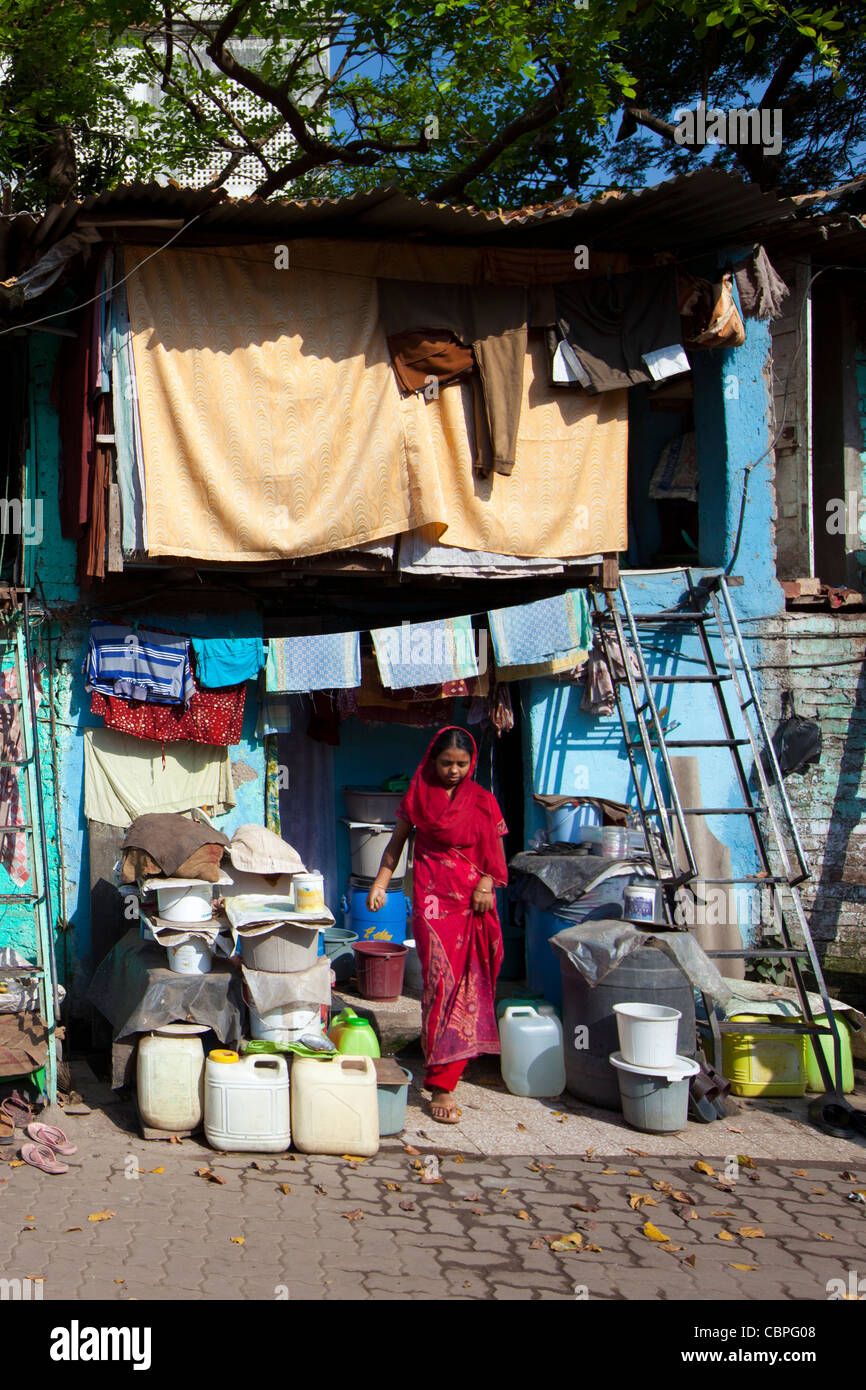 Slum-Gehäuse und Slumbewohner in Mahalaxmi-Bereich von Mumbai, Indien Stockfoto