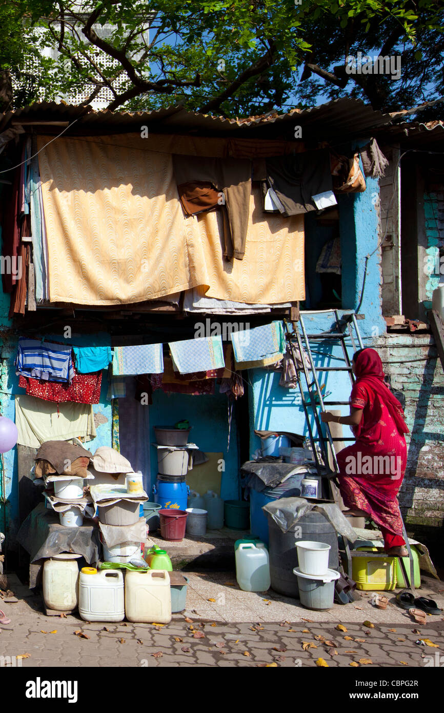 Slum-Gehäuse und Slumbewohner in Mahalaxmi-Bereich von Mumbai, Indien Stockfoto