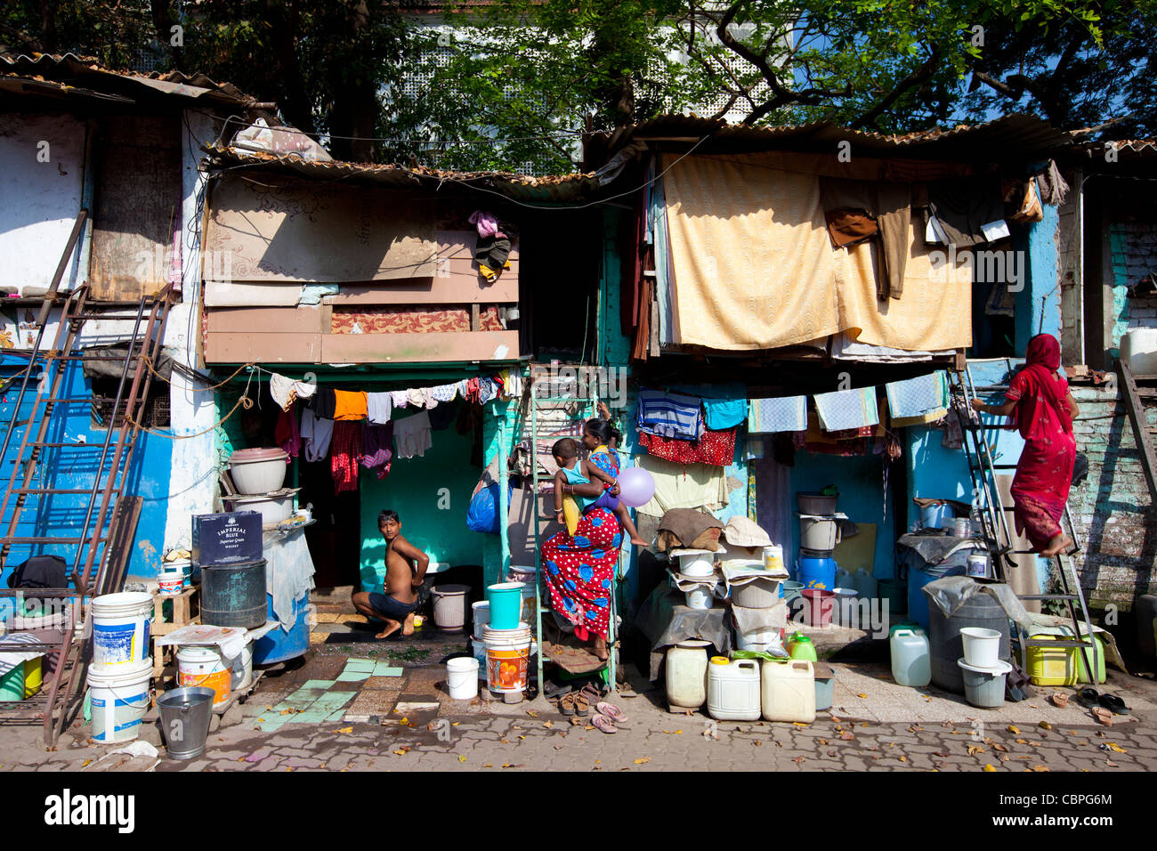 Slum-Gehäuse und Slumbewohner in Mahalaxmi-Bereich von Mumbai, Indien Stockfoto
