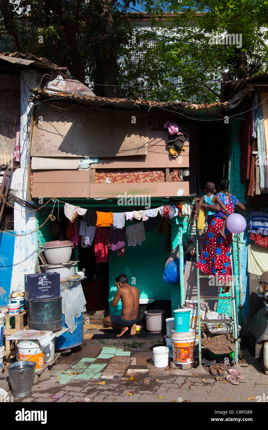Slum-Gehäuse und Slumbewohner in Mahalaxmi-Bereich von Mumbai, Indien Stockfoto