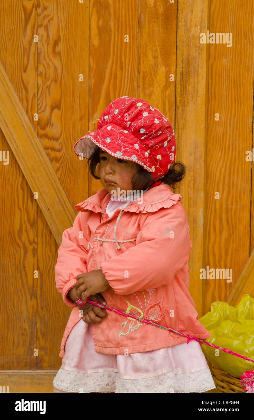 Porträt des jungen Mädchens mit traditioneller Kleidung in kleinen Stadt von Pisaq Peru Südamerika Stockfoto