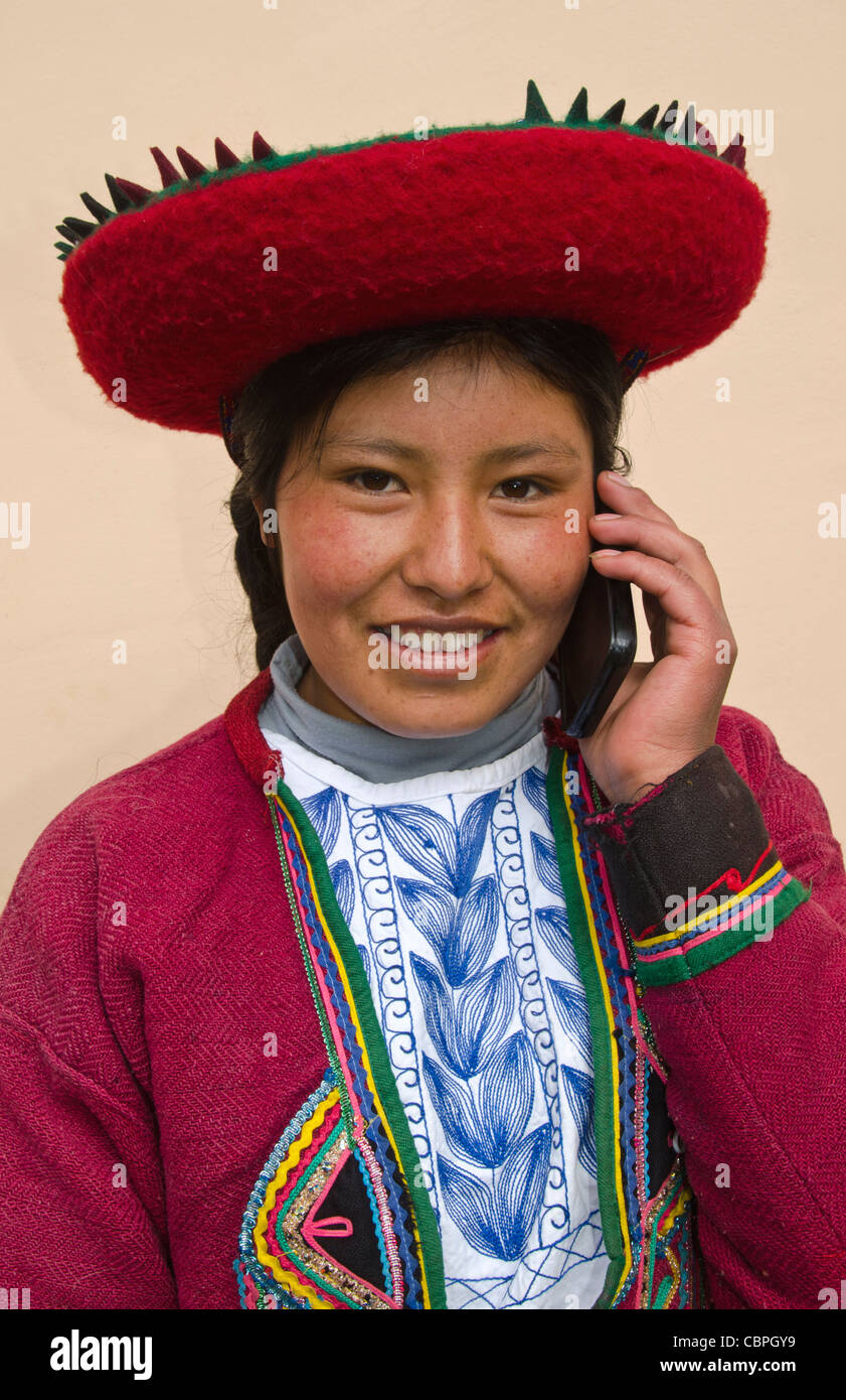 Modernes Leben in Peru Frau in traditioneller Kleidung und Hut mit Handy Kommunikation über Funk Stockfoto