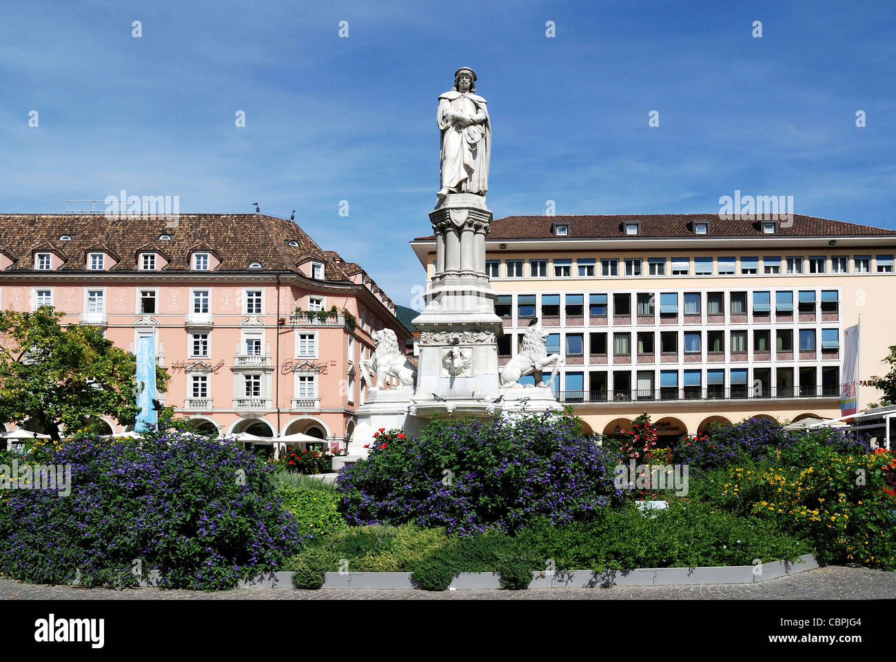 Waltherplatz Bozen in Südtirol mit dem Denkmal des Dichters Walther von der Vogelweide. Stockfoto